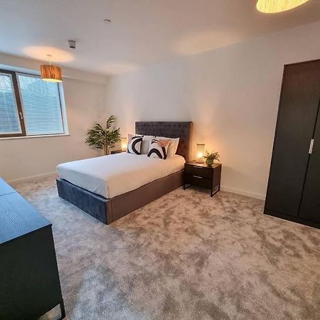 Stunning 4-Bedroom Townhouse With Free Parking แมนเชสเตอร์ ภายนอก รูปภาพ