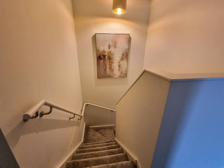 Stunning 4-Bedroom Townhouse With Free Parking แมนเชสเตอร์ ภายนอก รูปภาพ
