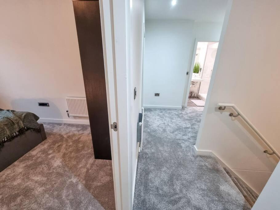 Stunning 4-Bedroom Townhouse With Free Parking แมนเชสเตอร์ ภายนอก รูปภาพ