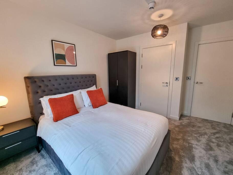 Stunning 4-Bedroom Townhouse With Free Parking แมนเชสเตอร์ ภายนอก รูปภาพ