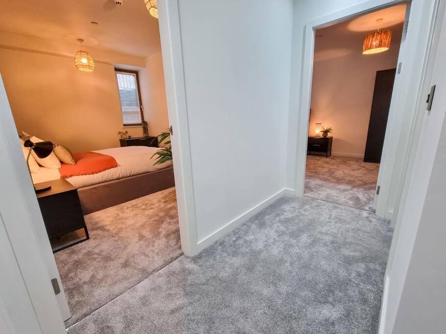 Stunning 4-Bedroom Townhouse With Free Parking แมนเชสเตอร์ ภายนอก รูปภาพ