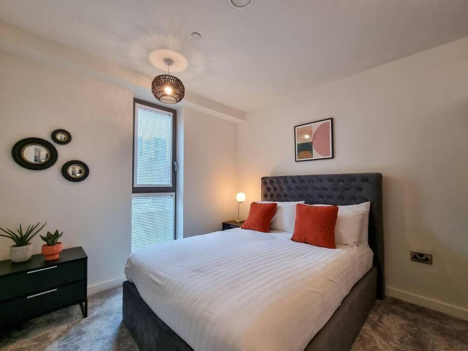 Stunning 4-Bedroom Townhouse With Free Parking แมนเชสเตอร์ ภายนอก รูปภาพ