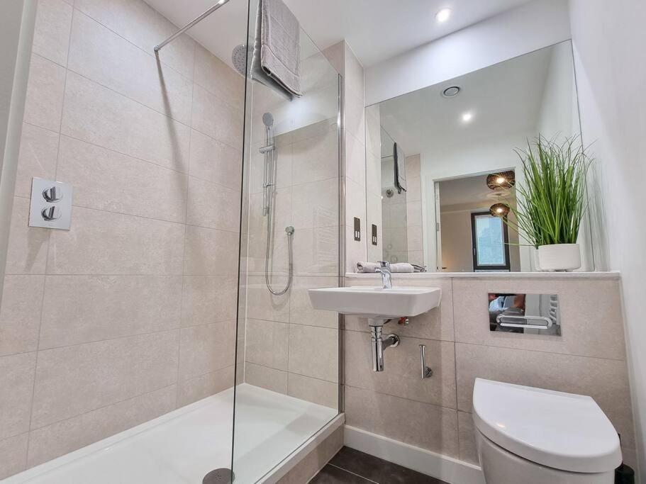 Stunning 4-Bedroom Townhouse With Free Parking แมนเชสเตอร์ ภายนอก รูปภาพ