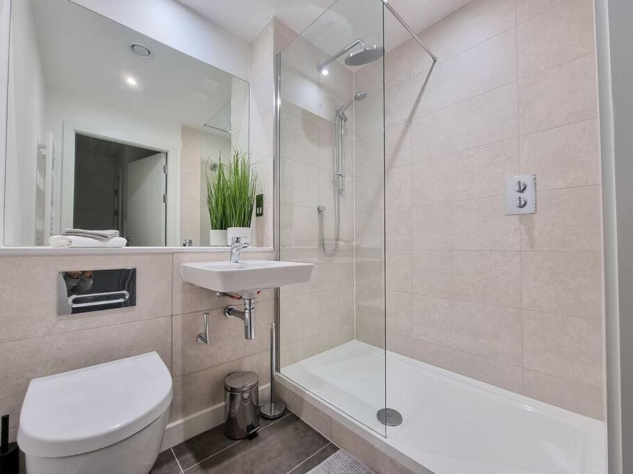 Stunning 4-Bedroom Townhouse With Free Parking แมนเชสเตอร์ ภายนอก รูปภาพ