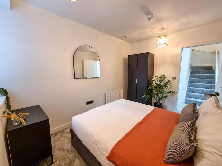 Stunning 4-Bedroom Townhouse With Free Parking แมนเชสเตอร์ ภายนอก รูปภาพ