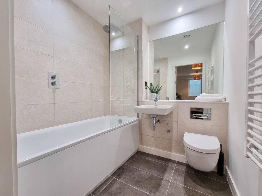 Stunning 4-Bedroom Townhouse With Free Parking แมนเชสเตอร์ ภายนอก รูปภาพ