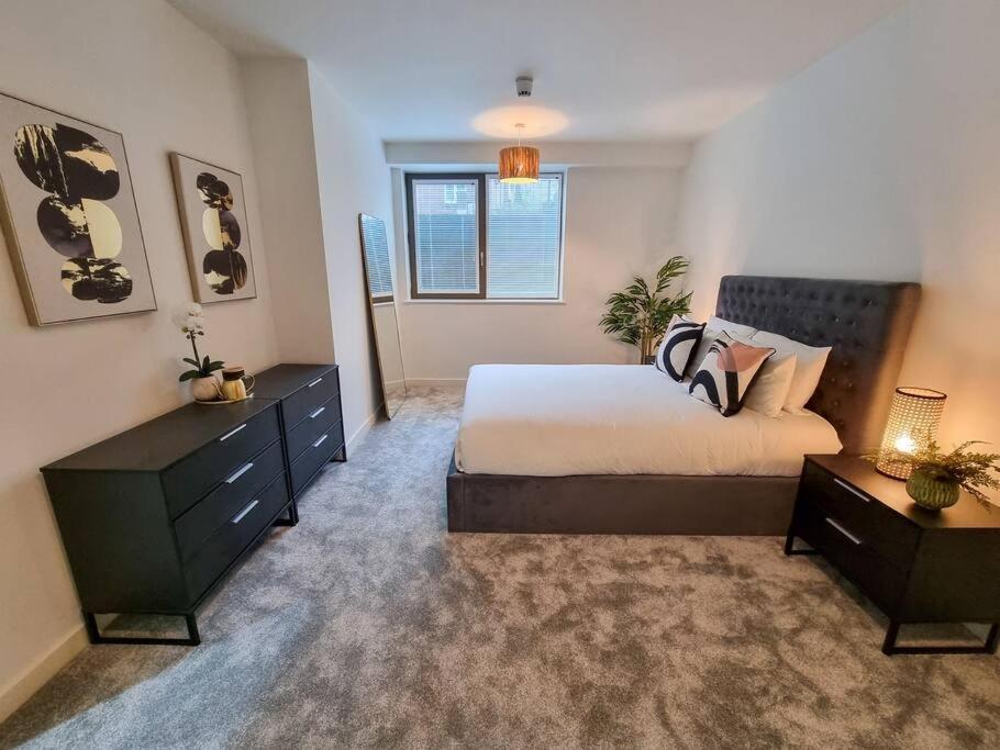 Stunning 4-Bedroom Townhouse With Free Parking แมนเชสเตอร์ ภายนอก รูปภาพ