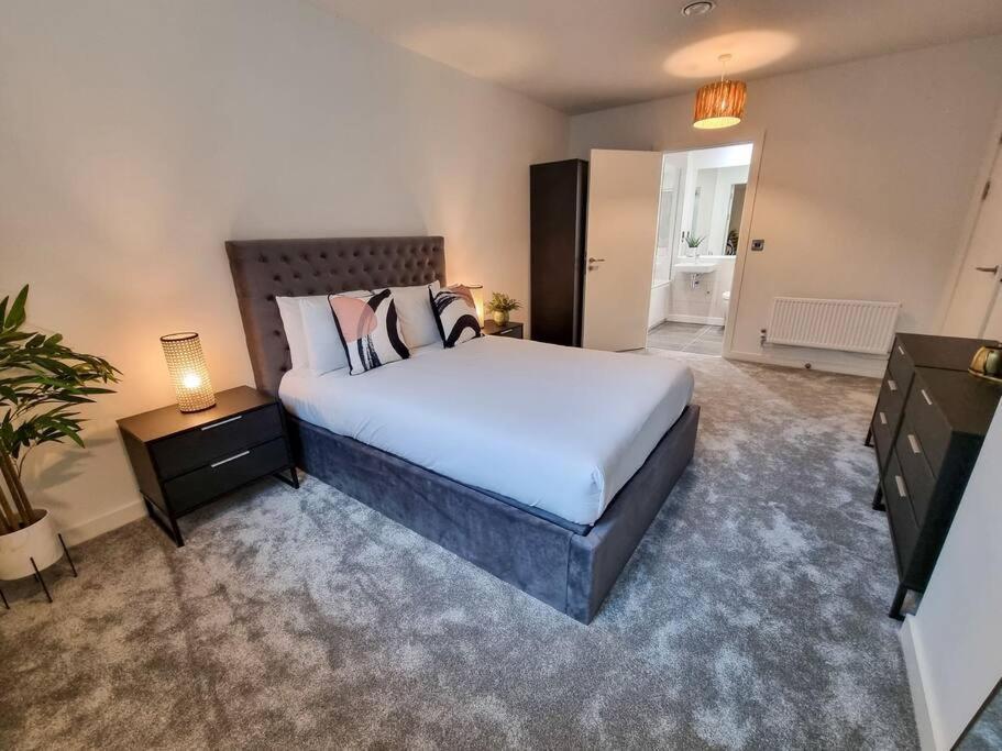 Stunning 4-Bedroom Townhouse With Free Parking แมนเชสเตอร์ ภายนอก รูปภาพ