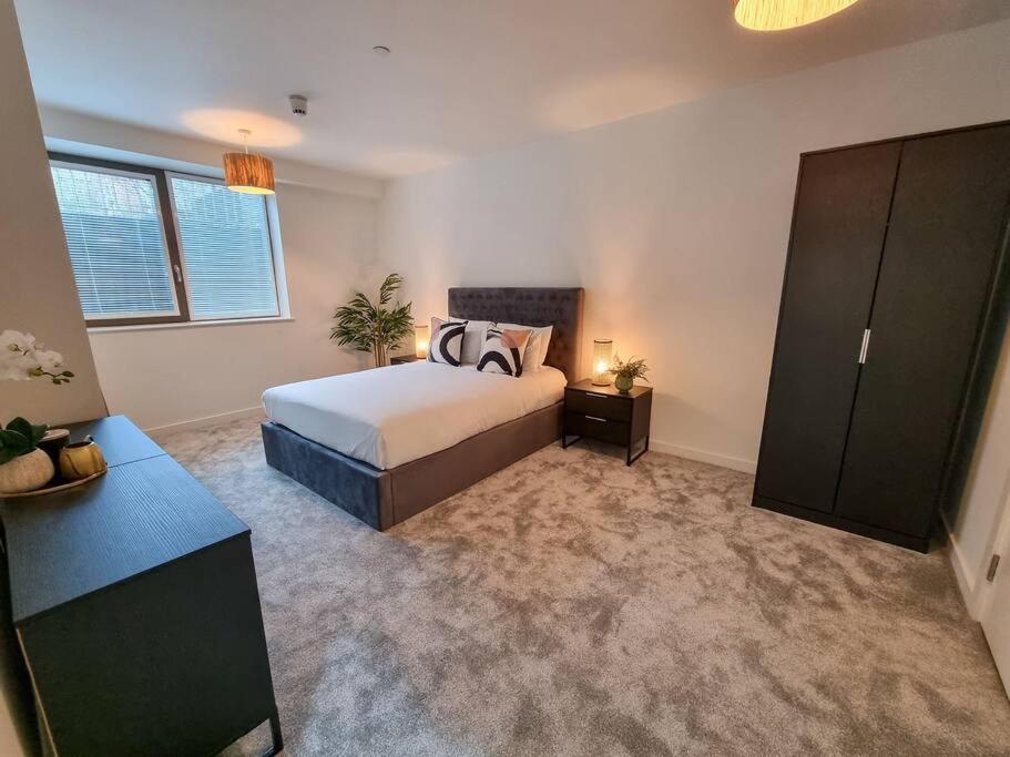 Stunning 4-Bedroom Townhouse With Free Parking แมนเชสเตอร์ ภายนอก รูปภาพ