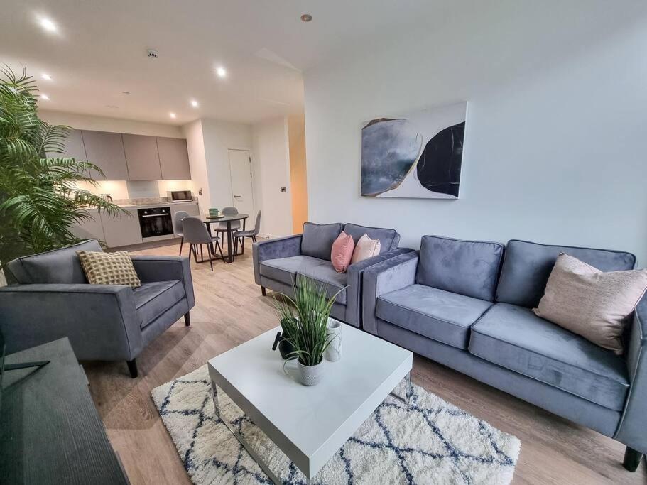 Stunning 4-Bedroom Townhouse With Free Parking แมนเชสเตอร์ ภายนอก รูปภาพ