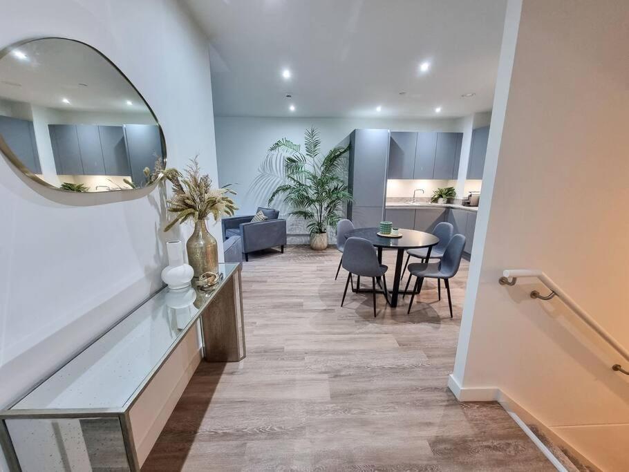 Stunning 4-Bedroom Townhouse With Free Parking แมนเชสเตอร์ ภายนอก รูปภาพ