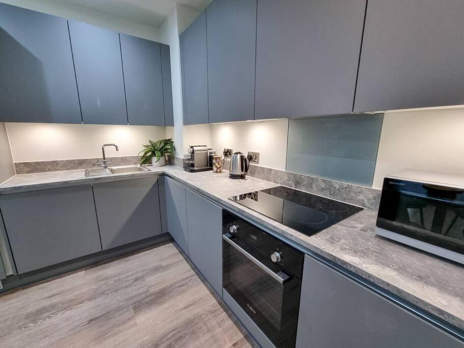 Stunning 4-Bedroom Townhouse With Free Parking แมนเชสเตอร์ ภายนอก รูปภาพ