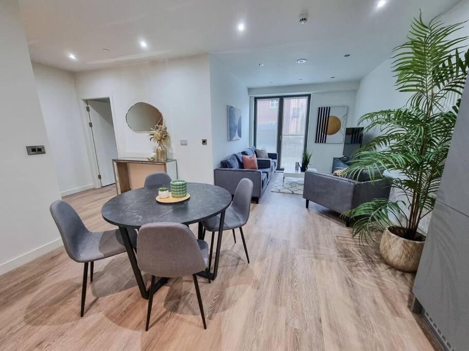 Stunning 4-Bedroom Townhouse With Free Parking แมนเชสเตอร์ ภายนอก รูปภาพ